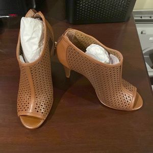 Gorgeous camel banana republic peep toe heels